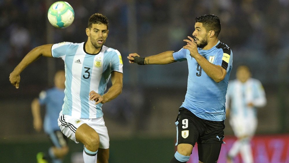 Momento de disputa de bola entre Fazio e Suárez. Goal
