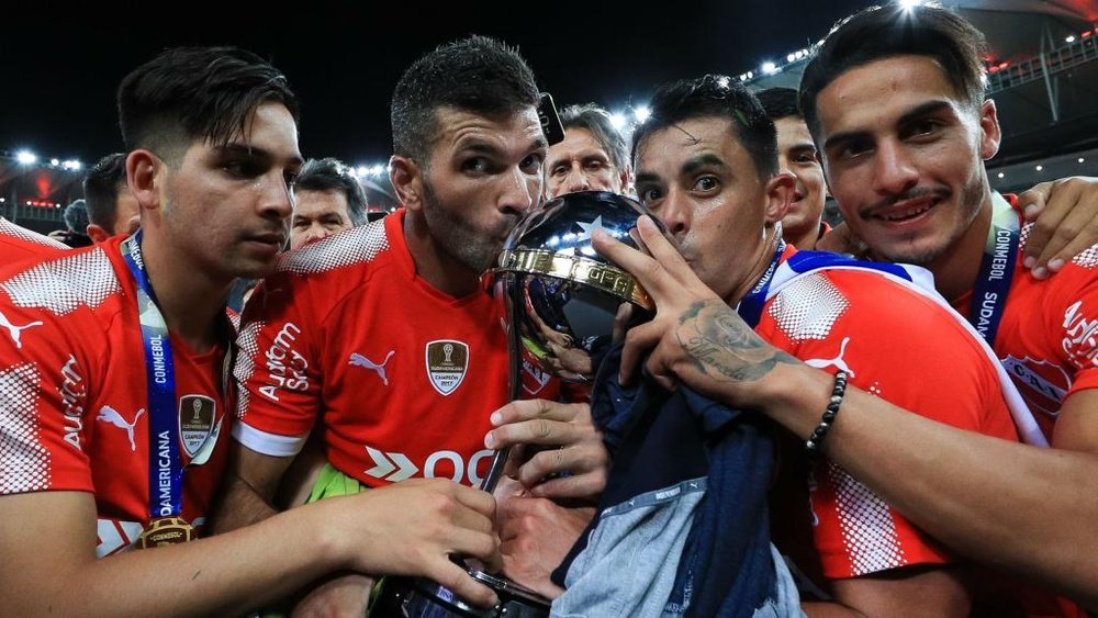 Os jogadores do Independiente com o troféu da Sul-Americana. Goal