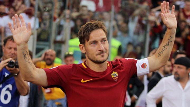 O adeus de um gigante: Francesco Totti confirma aposentadoria e vira dirigente