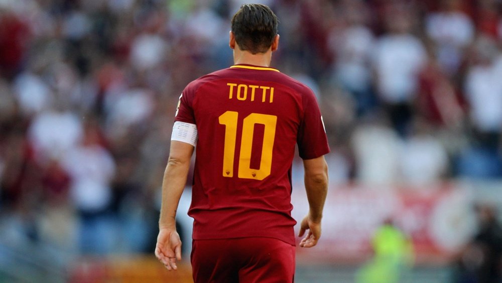La Roma a laissé en vente les maillots de Totti. Goal