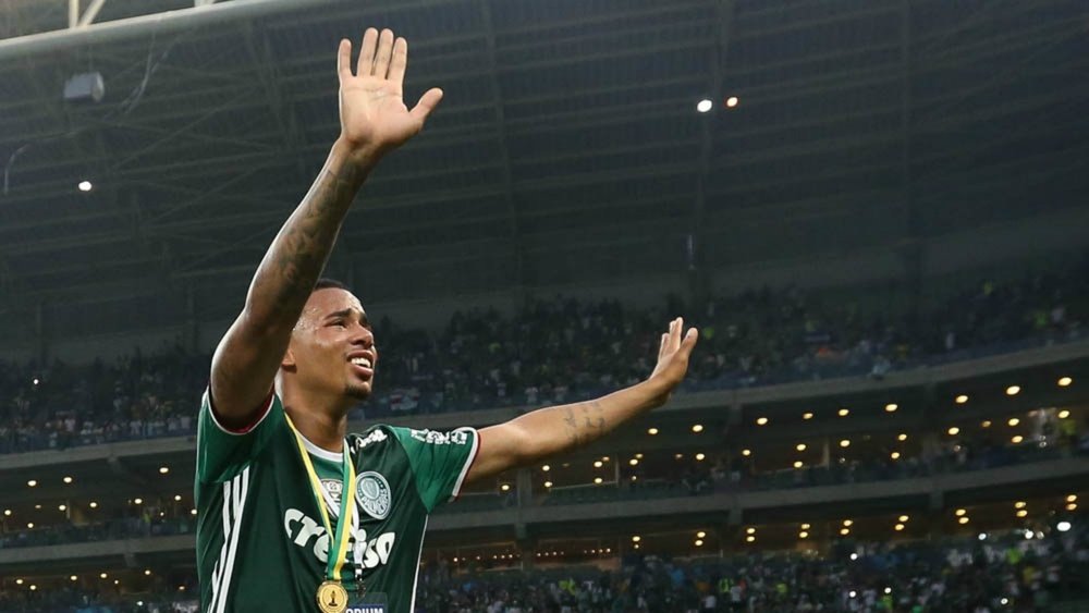 Gabriel Jesus emocionado na despedida do Palmeiras durante a festa no gramado.