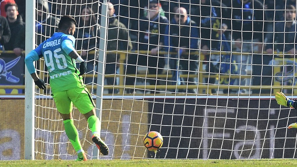 Gabriel Barbosa scoring his first goal for Inter. Goal