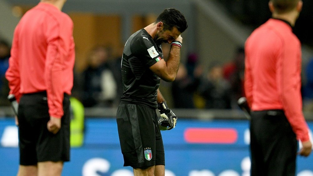 Buffon não escondeu as lágrimas depois de a Itália falhar o acesso à Copa do Mundo. Goal