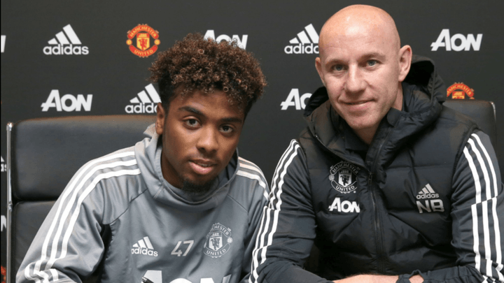 Manchester United's Gomes pens professional contract