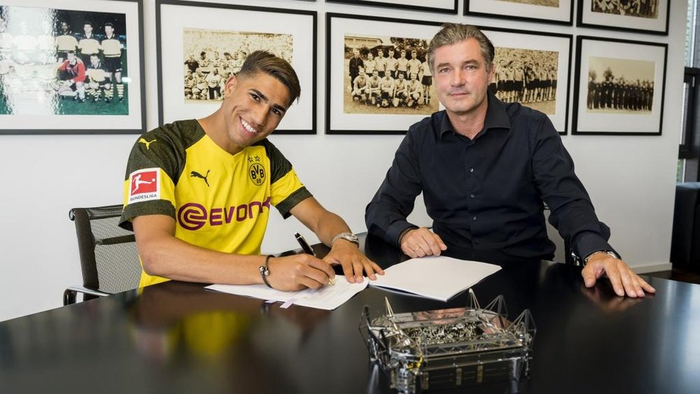 Hakimi rejoint Dortmund. Goal