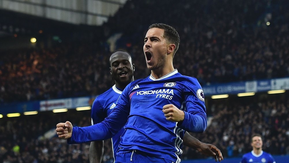 Hazard et Moses célèbrent un but en Premier League avec Chelsea. AFP