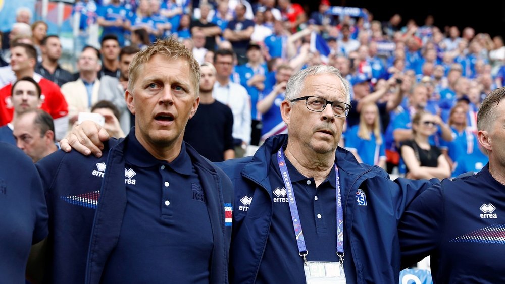 Les Islandais, Heimir Hallgrímsson and Lars Lagerback. Goal