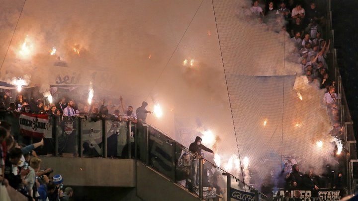 Fireworks and fan unrest halt Hertha DFB-Pokal match