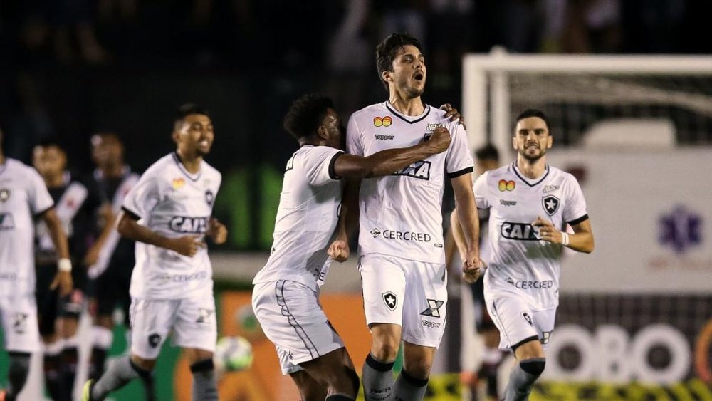 Botafogo resolve no primeiro tempo, vence Vasco e encerra jejum