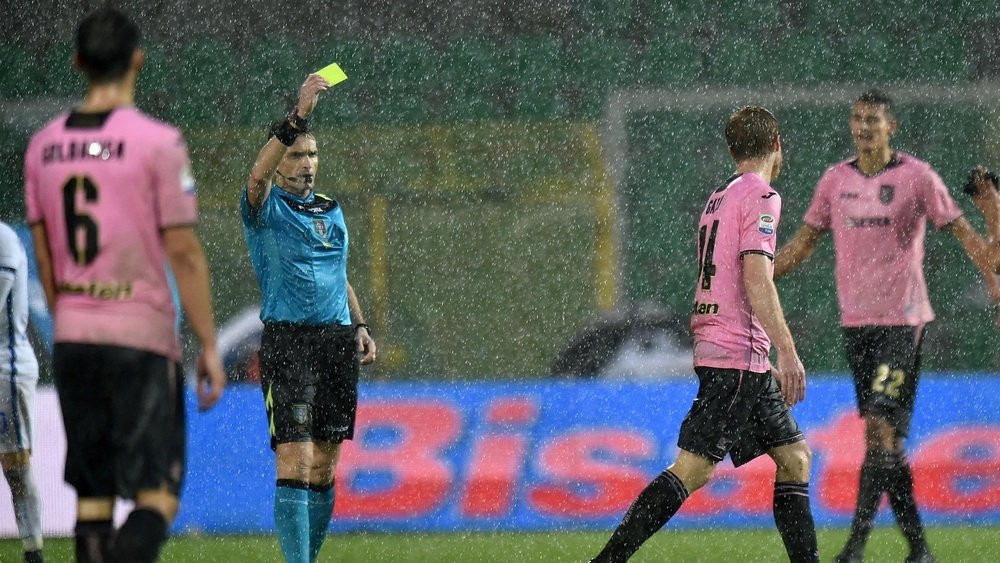 The referee showing the yellow card during the game between Inter and Palermo. Goal