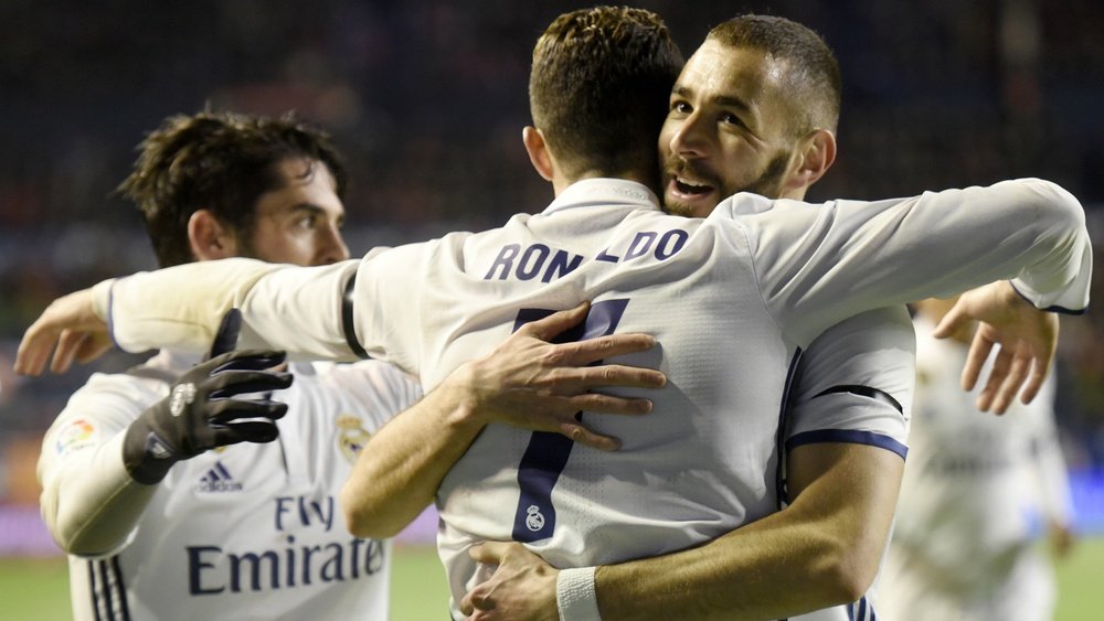 Isco, Benzema et Cristiano Ronaldo lors du match Osasuna - Real Madrid. GOAL