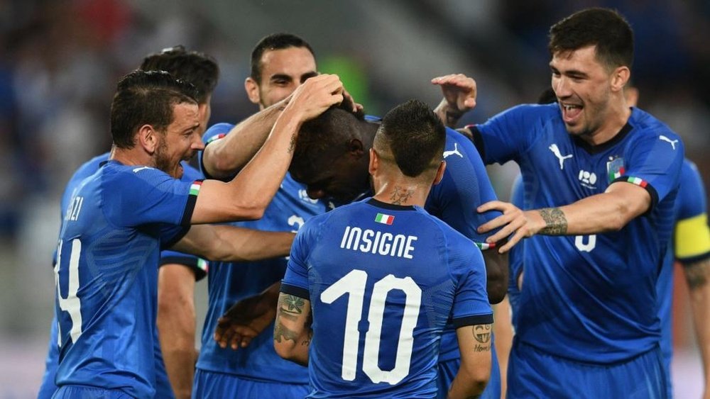 Com volta e gol de Balotelli, Itália começa bem a 'Era Mancini'