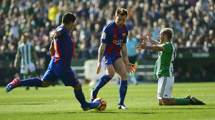 Real Betis 1 Barcelona 1: Suarez snatches point in controversial clash