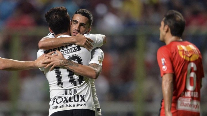 Jadson comemora primeiro hat-trick com a camisa do Corinthians