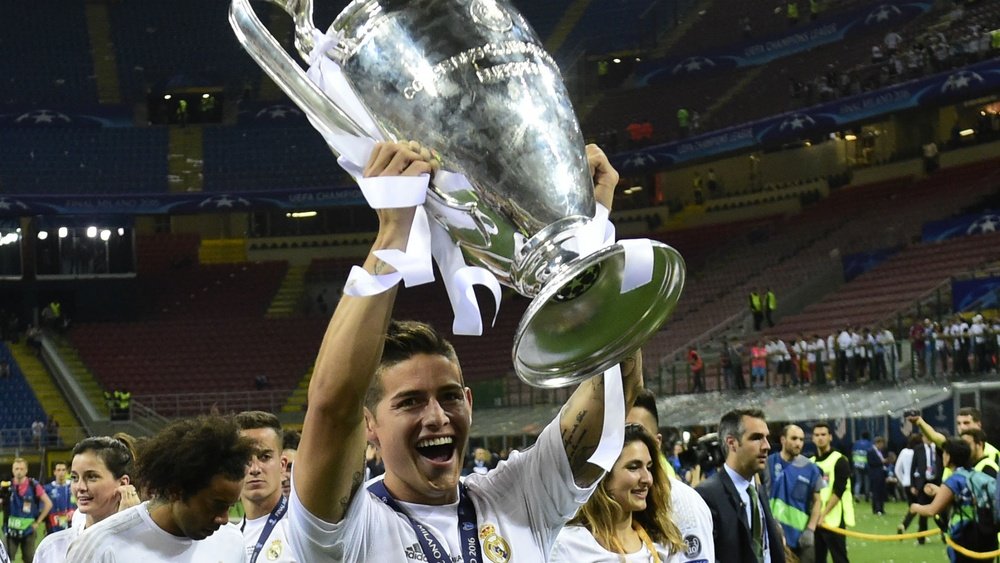 James lève le trophée de la Ligue des champions après la victoire en finale contre Atletico. AFP
