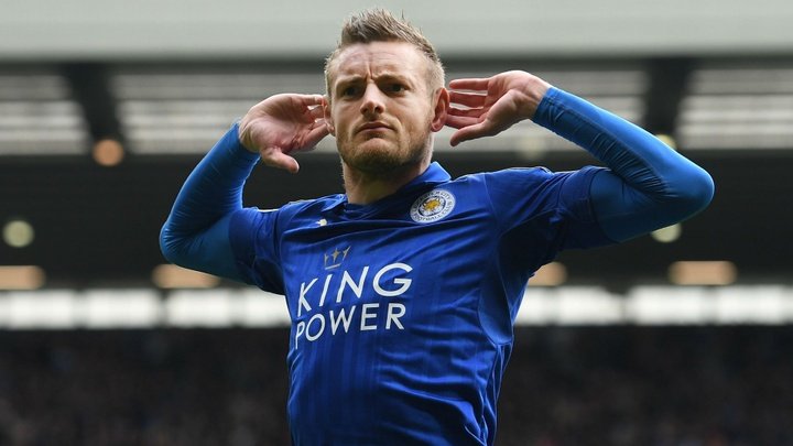 Vardy fires Foxes closer to safety