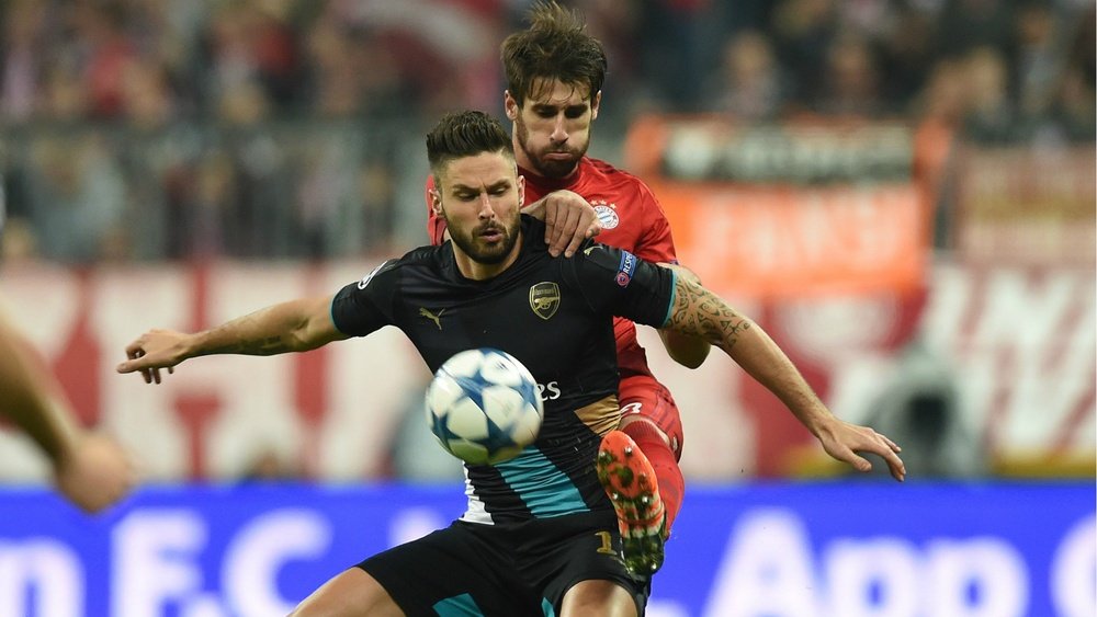 Javi Martinez and Olivier Giroud battle for a ball in the 2014-15 Champions League. Goal