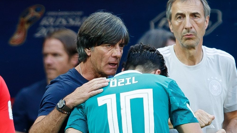Löw exime Özil de culpa por saída da Alemanha da Copa do Mundo. Goal