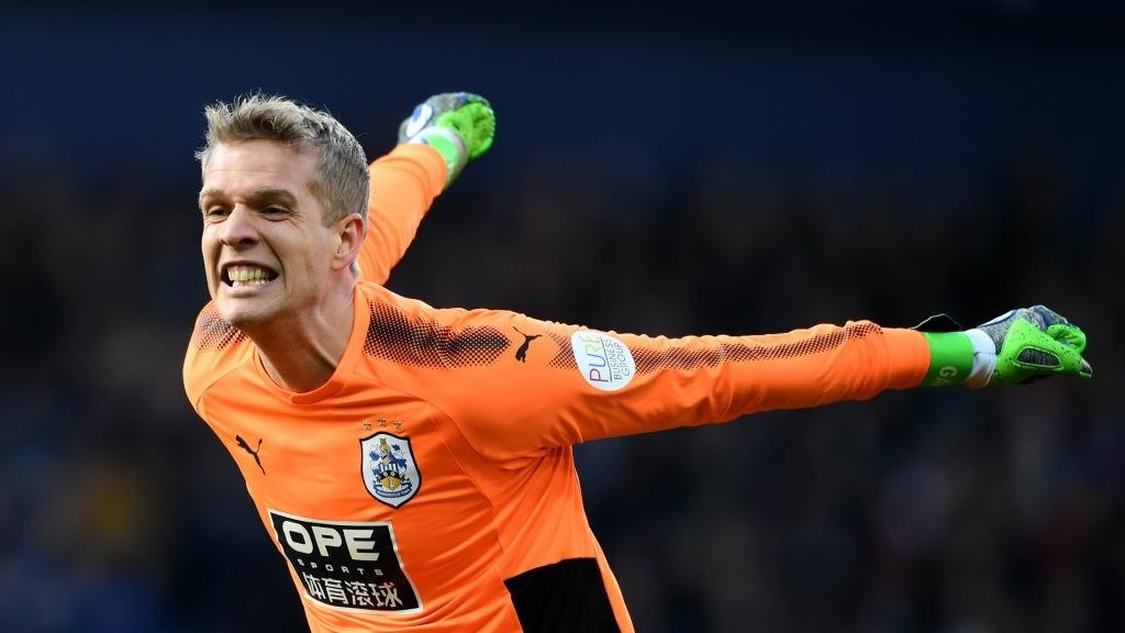 Lossl puts pen to paper at Huddersfield