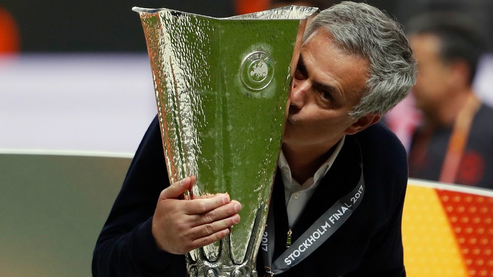 José Mourinho avec le trophée de l'Europa League. Goal