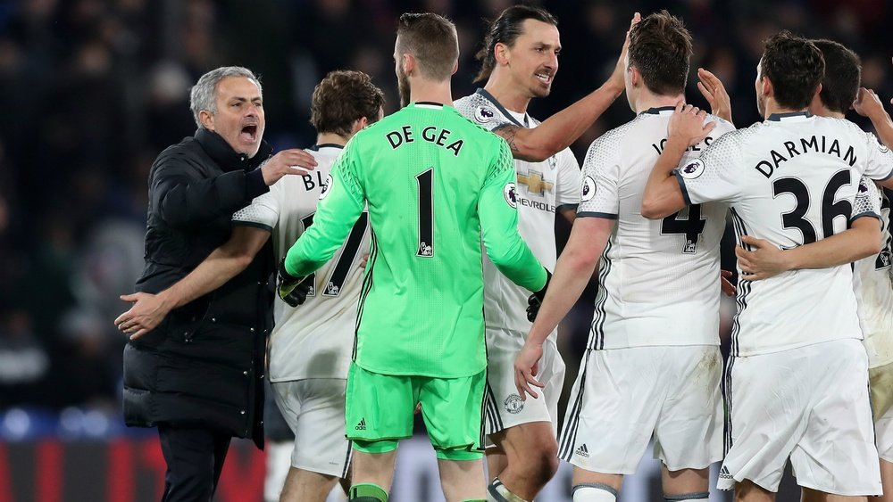 Jose Mourinho congratulates his players after the victory against Crystal Palace. Goal