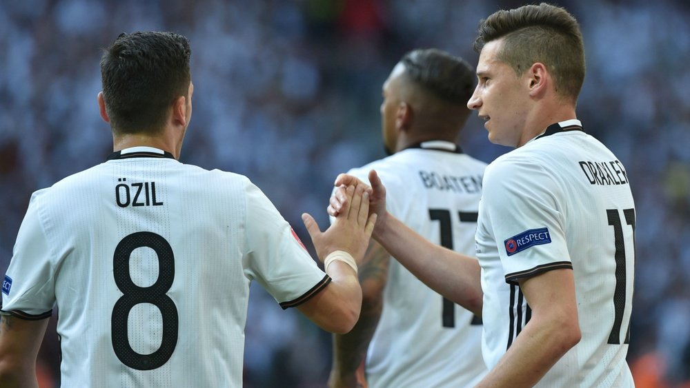 Ozil (L) wants Arsenal to sign Germany team-mate Draxler to join the Gunners. Goal