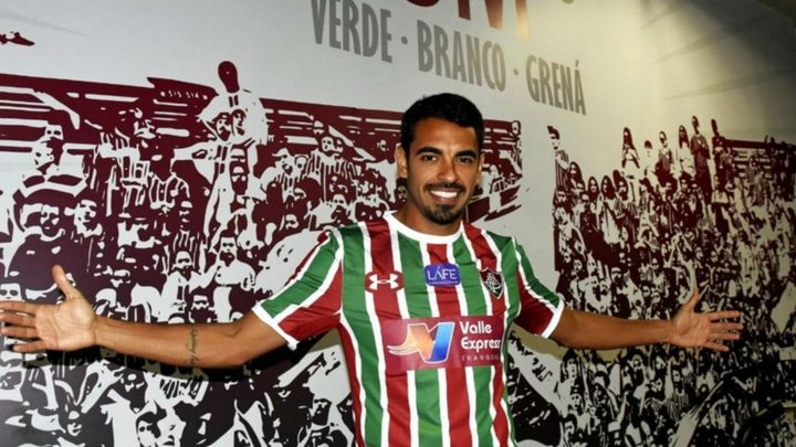 Sem chances no Corinthians, Junior Dutra é apresentado no Fluminense