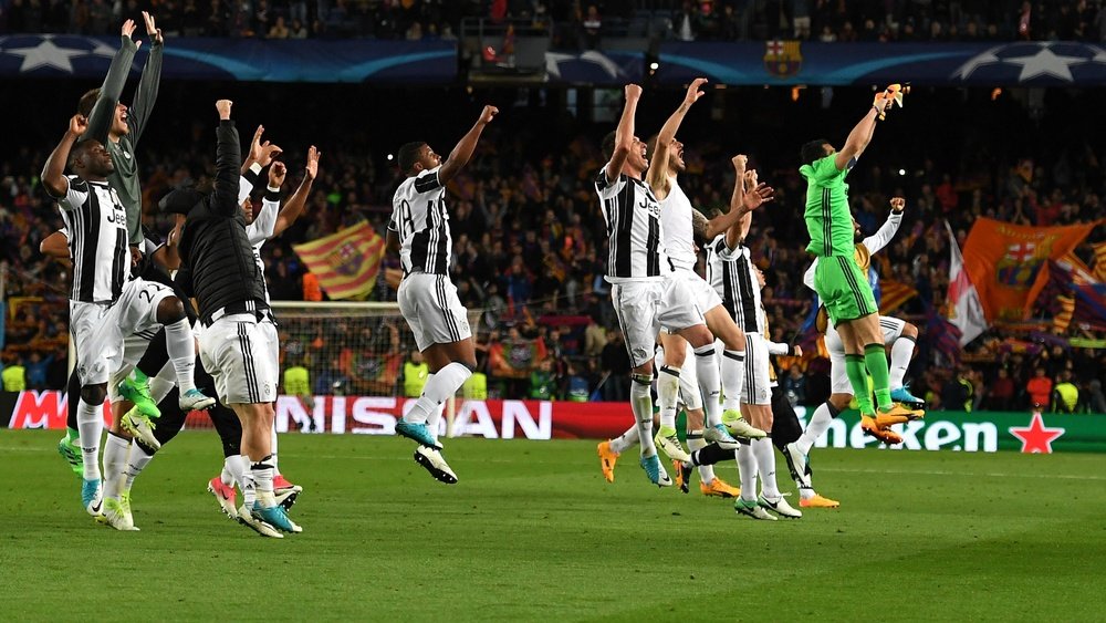 Les joueurs de la Juventus célèbrent la victoire au Camp Nou. Goal