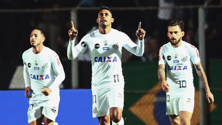 Atlético-PR 2 x 3 Santos: Peixe aproveita falha de Weverton para vencer em Curitiba