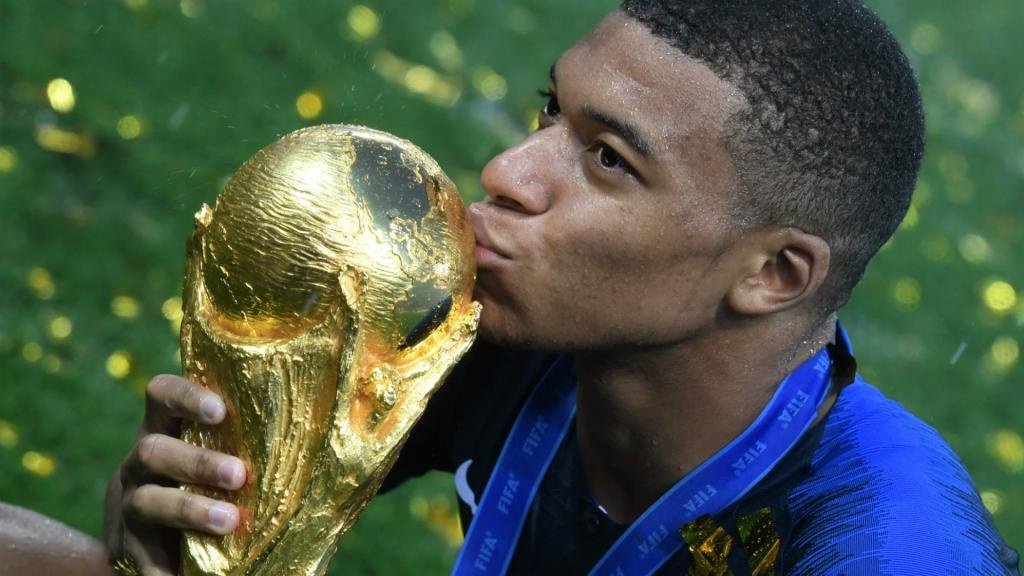 Mbappé, aos 19 anos, é eleito a revelação da Copa da Rússia - Placar - O  futebol sem barreiras para você