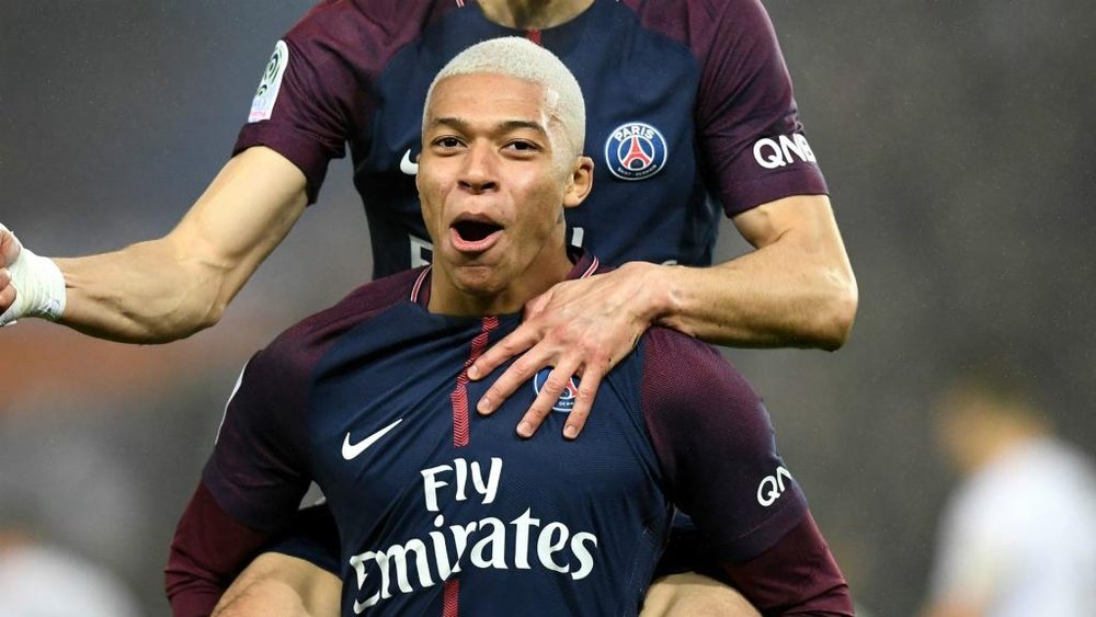 Mbappé s'est improvisé caméraman lors du stage du Paris Saint-Germain au Qatar. Goal