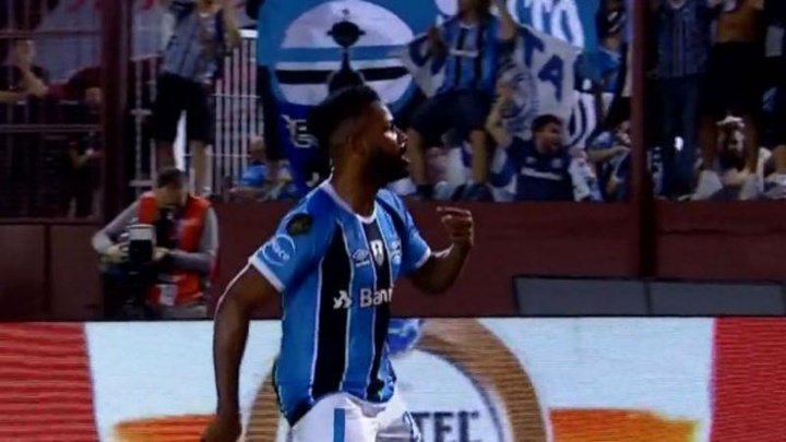 Jogador do Lanús que falhou em primeiro gol do Grêmio pensa em deixar o futebol