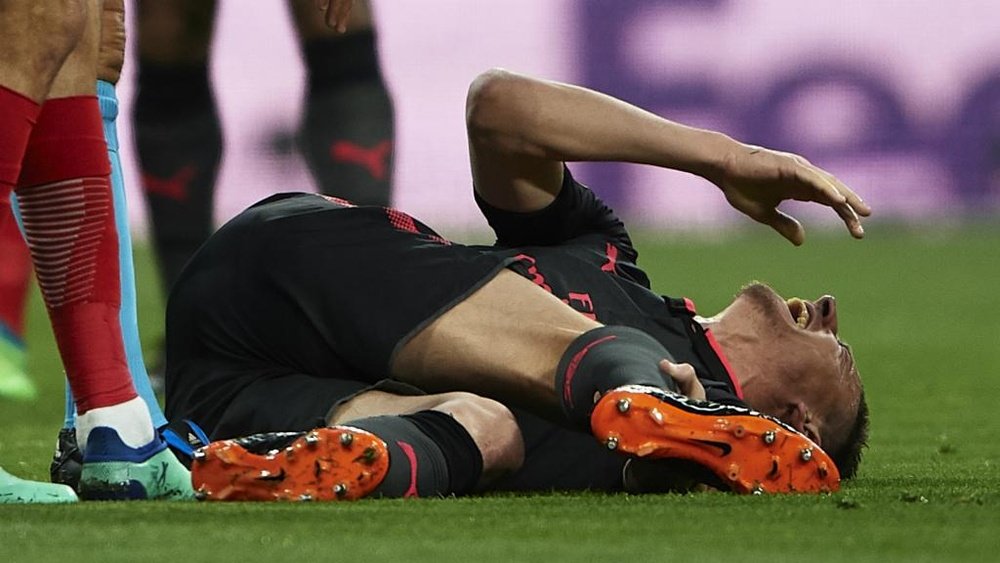 Koscielny knew right away that it was not a light injury.  GOAL