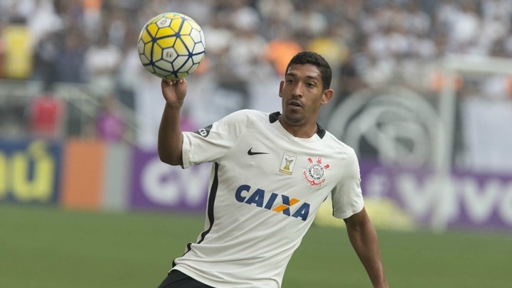 Mesmo em baixa, Léo Príncipe deve substituir Fagner no Corinthians