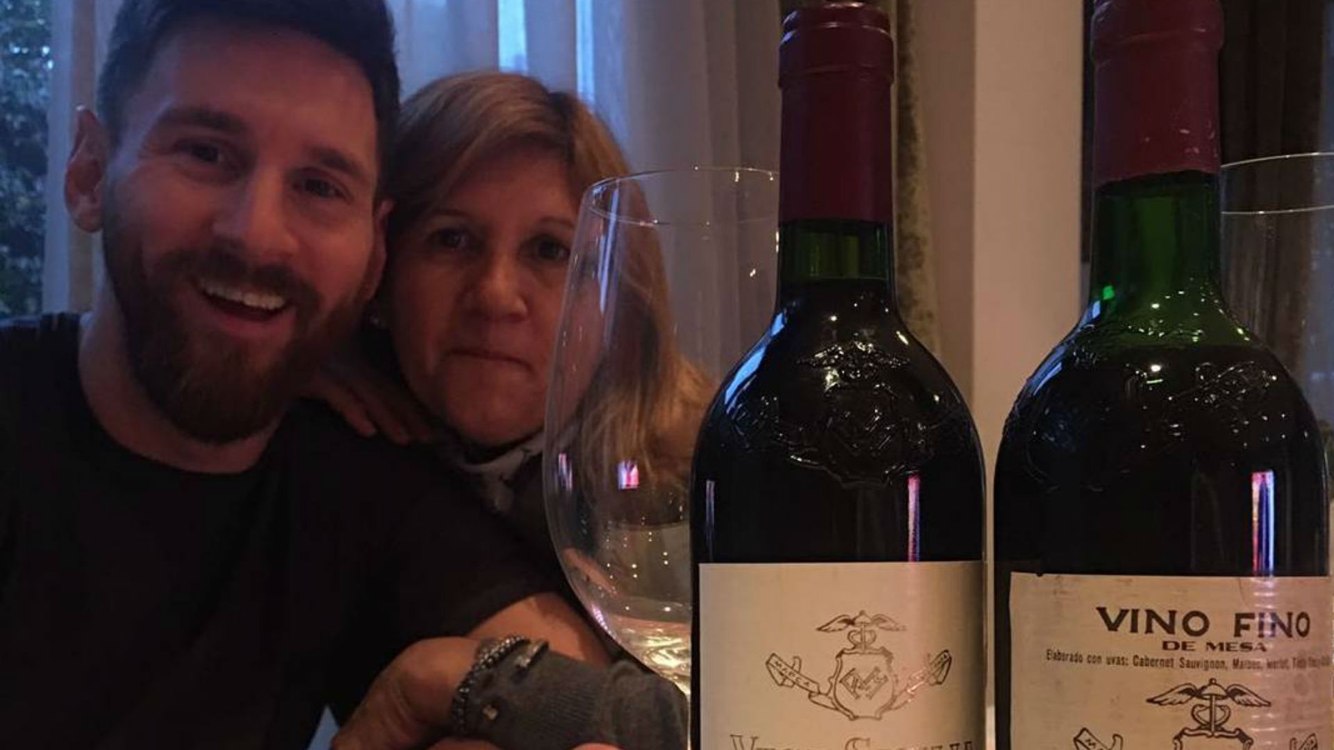 Messi festeja o aniversário de sua mãe com vinhos caros. Goal