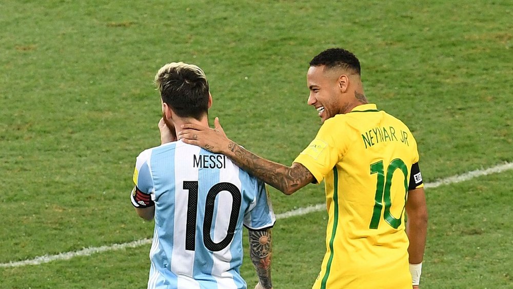 Lionel Messi et Neymar lors du match Argentine - Brésil. GOAL