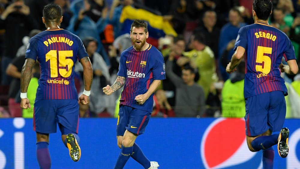 Lionel Messi, Paulinho et Sergio Busquets célébrant un but du Barça. GOAL