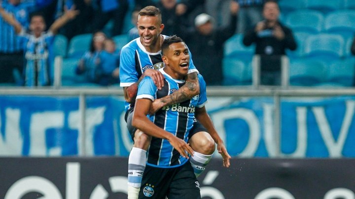 Fernandinho exalta desempenho do Grêmio e Robinho admite foco do 'Galo' na Libertadores
