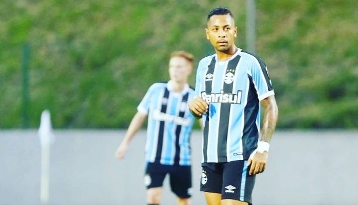 Ex-atacante do Grêmio fecha por cinco anos com clube dos Emirados Árabes