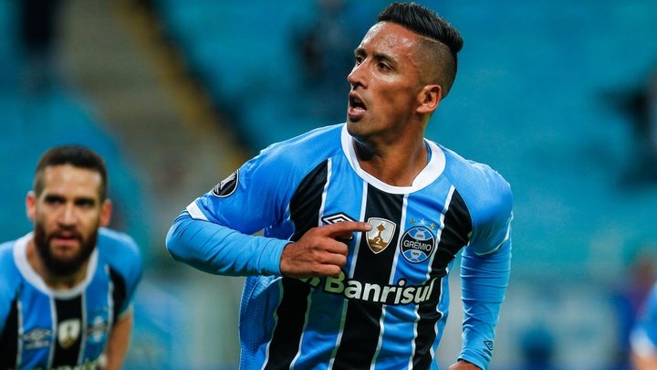 Lucas Barrios revive fase artilheira e se destaca com as cores do Grêmio
