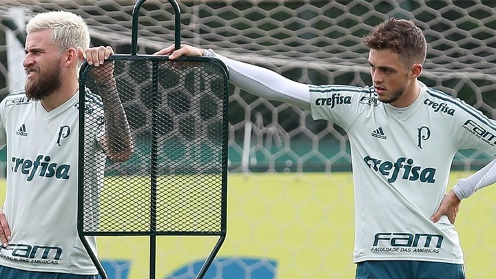 Com situação de Scarpa indefinida, Hyoran é quem aumenta pressão sobre Lucas Lima no Palmeiras