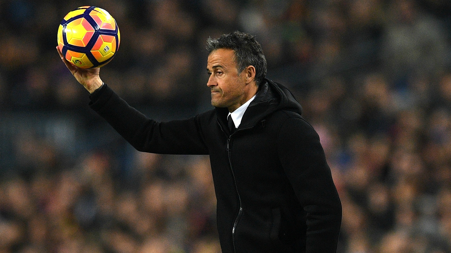 Luis Enrique prend le ballon dans le match de LaLiga entre Barcelone et Real Madrid. AFP
