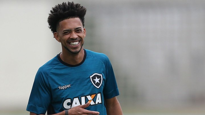 Luis Ricardo volta a ser relacionado no Botafogo, e põe um fim definitivo ao drama