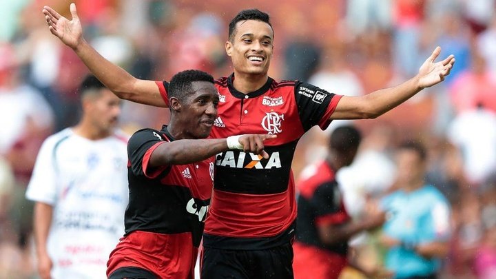 Flamengo sai atrás, mas vira e garante vaga na decisão da Copinha