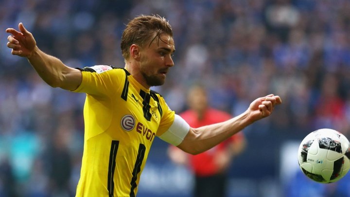 Piszczek pens Borussia Dortmund extension