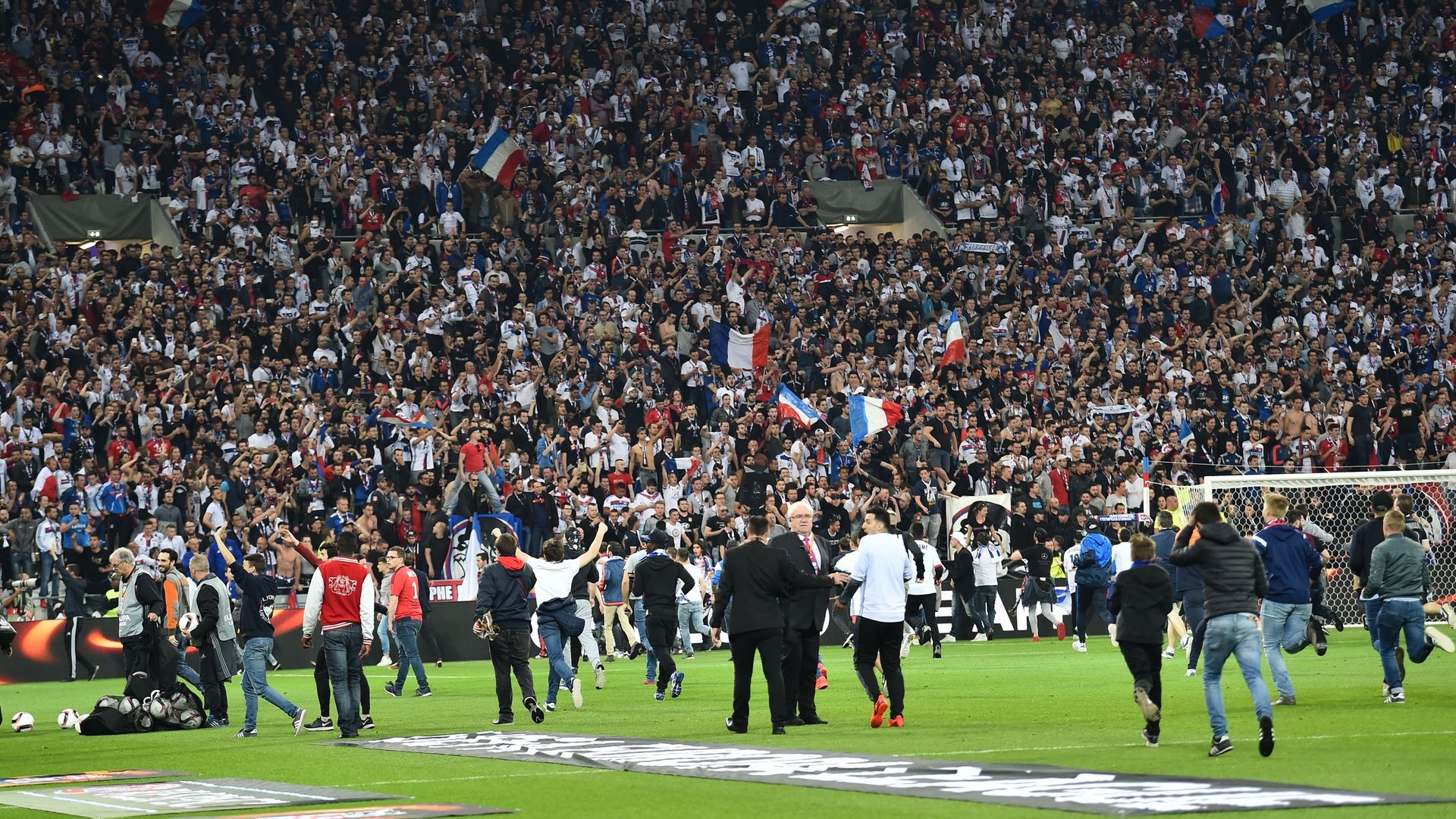 Confusão em jogo acarreta em suspensão a Lyon e Besiktas em torneios da UEFA