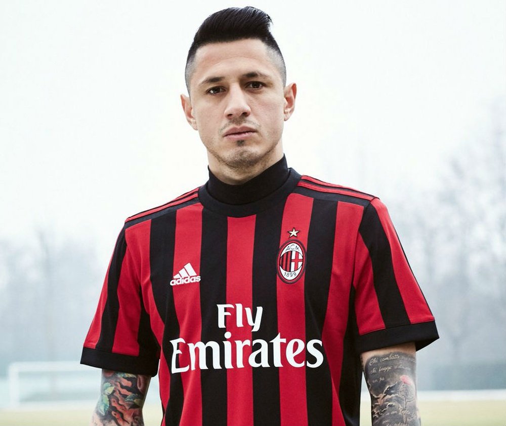 L'AC Milan dévoile son maillot domicile 2017-2018. Goal