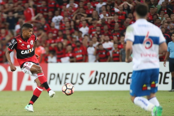 Márcio Araújo é ovacionado no Maracanã após grande atuação com o Flamengo