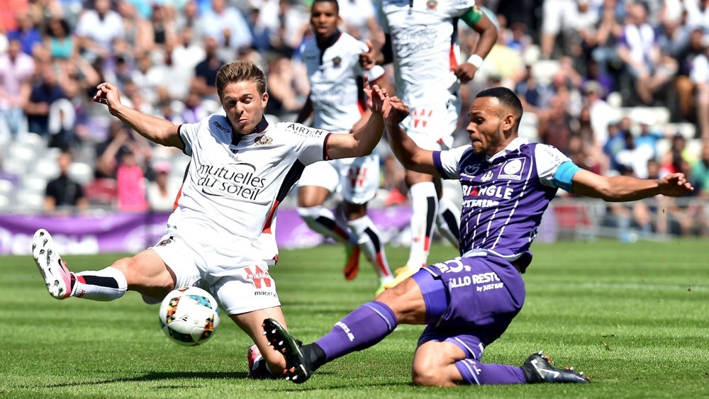 Martin Braithwate et Remi Walter lors du match de Ligue 1 entre Toulouse et Nice. Goal