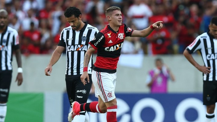 Matheus Sávio surge como opção para vaga de Diego no Flamengo